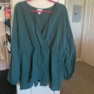 Green v neck 3/4 sleeve top